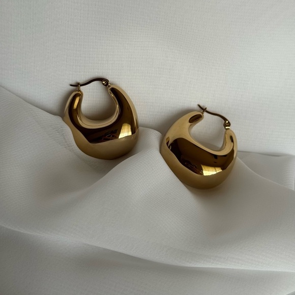 Trending Chunky Gold Hoop Earrings - Picture 1 of 3